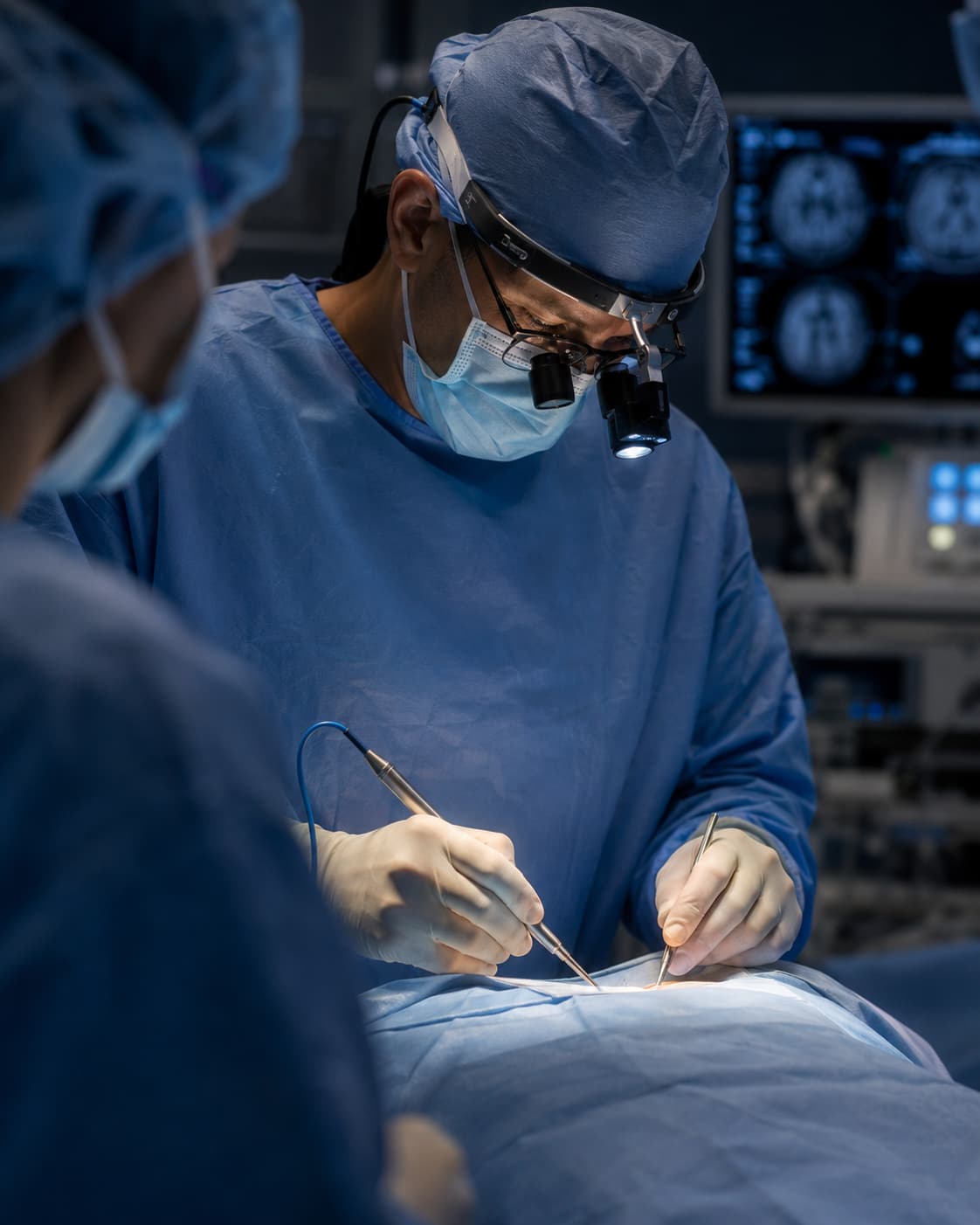 Neurocirugía de mínima invasión con lupas quirúrgicas y neuronavegación