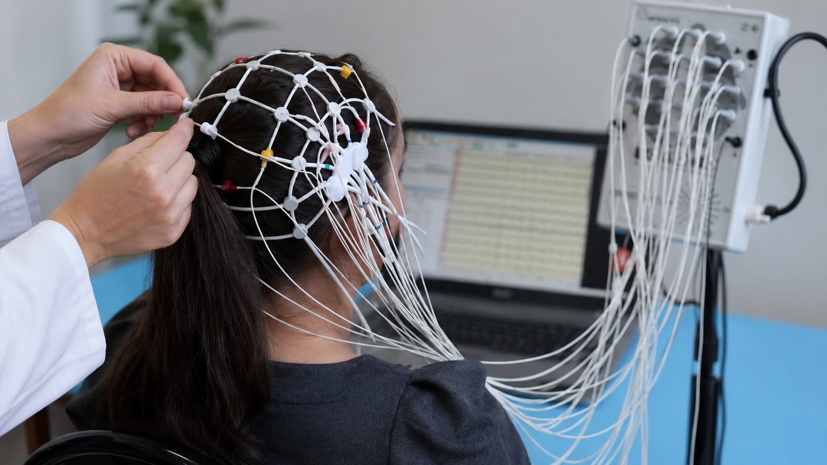 Paciente durante un electroencefalograma en Toluca con casco de electrodos